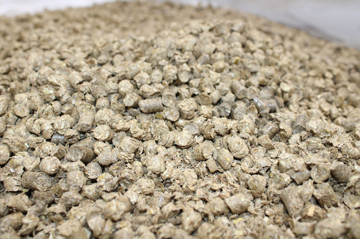 StrohHeld - Roggenstrohpellets 500 kg BigBag - Maliwi Shop