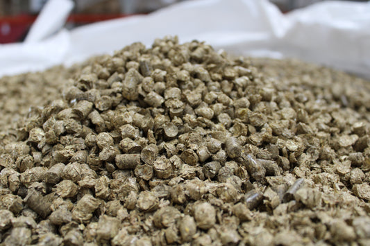 Detailaufnahme StrohHeld Roggenstrohpellets – staubarme Natur-Einstreu aus Stroh im 500 kg BigBag